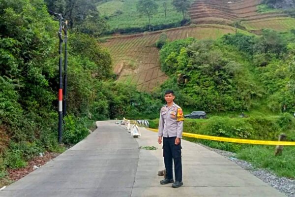 Jalur Banjarwangi-Garut Tergerus longsor, Polisi Larang Truk Melintas