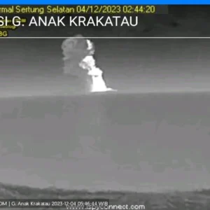 Anak Gunung Krakatau Kembali Erupsi Luncurkan Abu Vulkanik setinggi 1.000 Meter