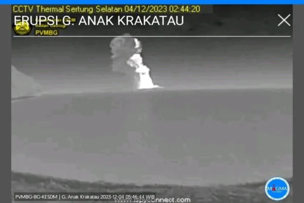 Anak Gunung Krakatau Kembali Erupsi Luncurkan Abu Vulkanik setinggi 1.000 Meter