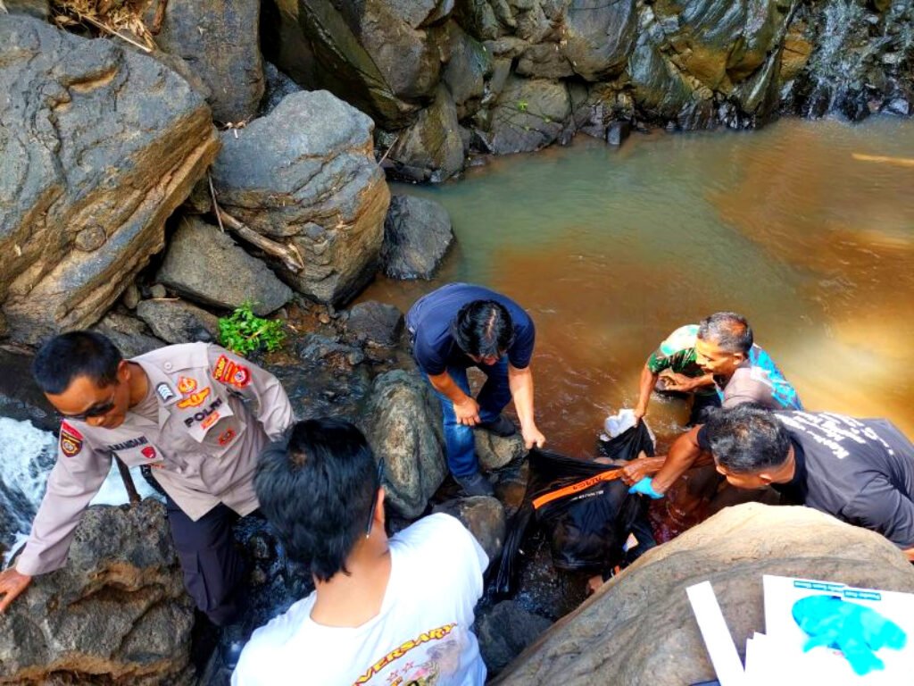 Sesosok Mayat Ditemukan Terapung di Curug Cibuni Racun Leles, Polisi Sebut Ada Luka Sobek di Kepala