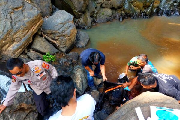 Sesosok Mayat Ditemukan Terapung di Curug Cibuni Racun Leles, Polisi Sebut Ada Luka Sobek di Kepala