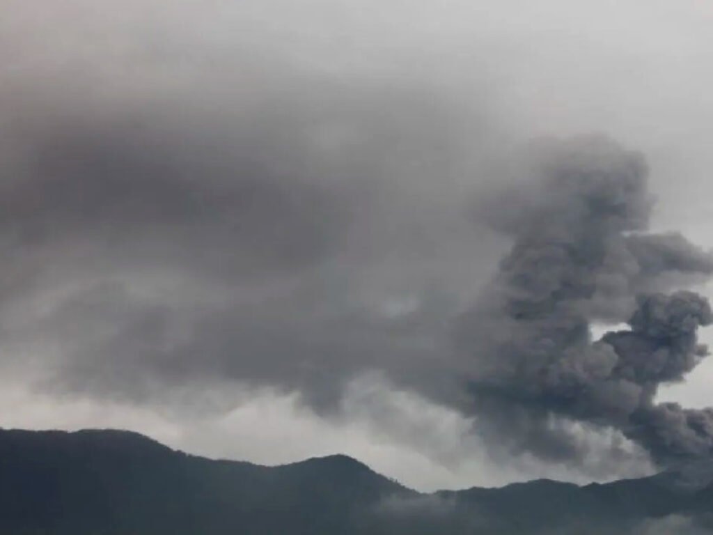 Pagi Ini, Gunung Marapi Kembali Erupsi, Tim SAR Gabungan Tunda Sementara Evakuasi