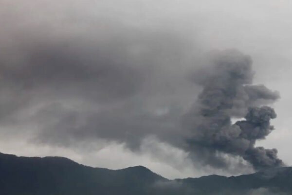 Pagi Ini, Gunung Marapi Kembali Erupsi, Tim SAR Gabungan Tunda Sementara Evakuasi