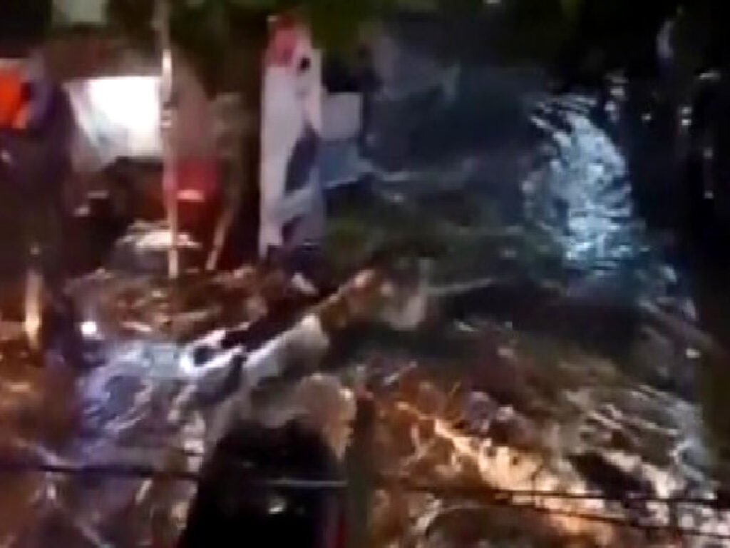 Detik-detik Motor Hanyut Akibat Banjir di Kota Bandung