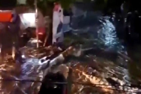 Detik-detik Motor Hanyut Akibat Banjir di Kota Bandung