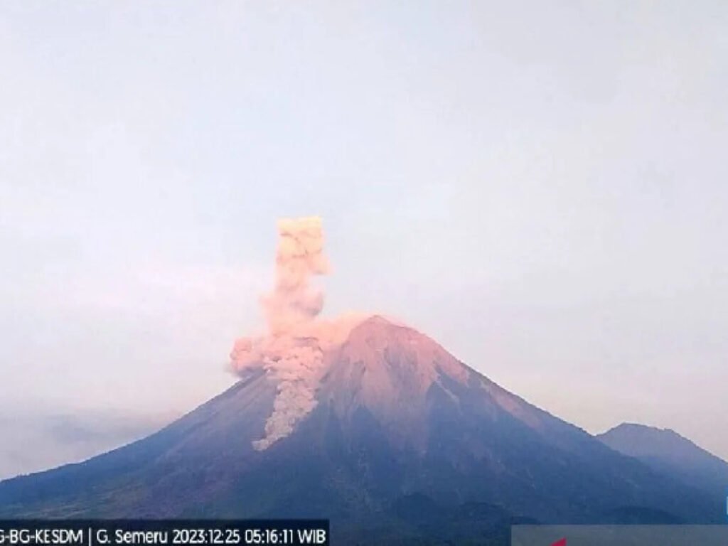 Semeru Kembali Erupsi Setinggi 1 km