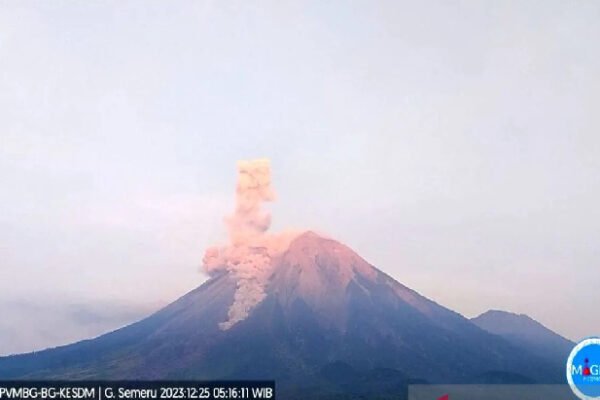 Semeru Kembali Erupsi Setinggi 1 km