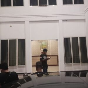 Tim Komisi Pemberantasan Korupsi (KPK) melakukan penggeledahan di kediaman Gubernur Provinsi Maluku Utara (Malut) Abdul Gani Kasuba