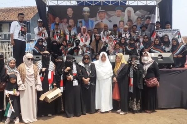 Warga Desa Mekargalih Garut Bersatu Gelar Aksi Solidaritas Palestina di Lapangan Statsiun Cirengit