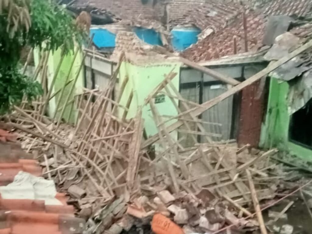 Karena Lapuk Dimakan Usia, Rumah Warga Kampung Pamoyanan Sukagalih Garut Mendadak Ambruk