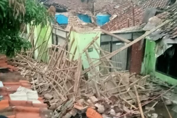 Karena Lapuk Dimakan Usia, Rumah Warga Kampung Pamoyanan Sukagalih Garut Mendadak Ambruk