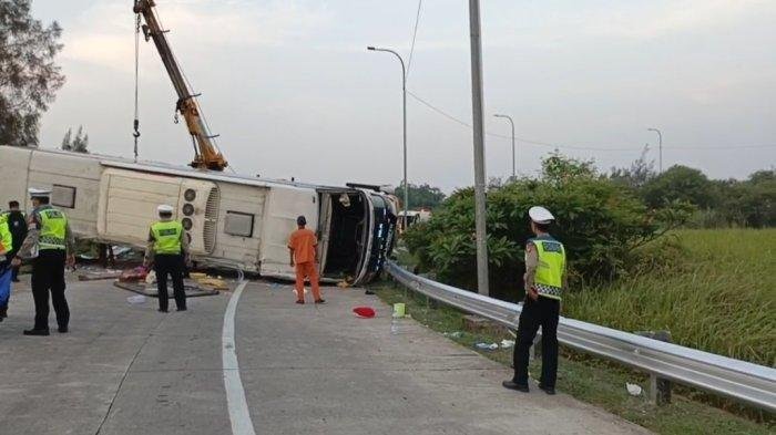 Kecelakaan maut bus Handoyo jurusan Yogyakarta-Bogor di Jalan Tol Cipali menewaskan 12 orang penumpang terjadi di Tol Cipali, tepatnya di Interchange KM 72 Pintu Keluar Cikampek,