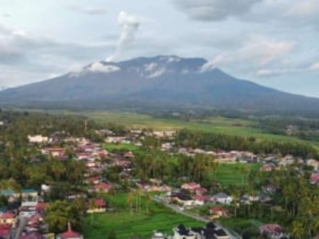 Siaga! Bupati Tanah Datar Minta Warga Tingkatkan Kewaspadaan Atas Status Gunung Merapi