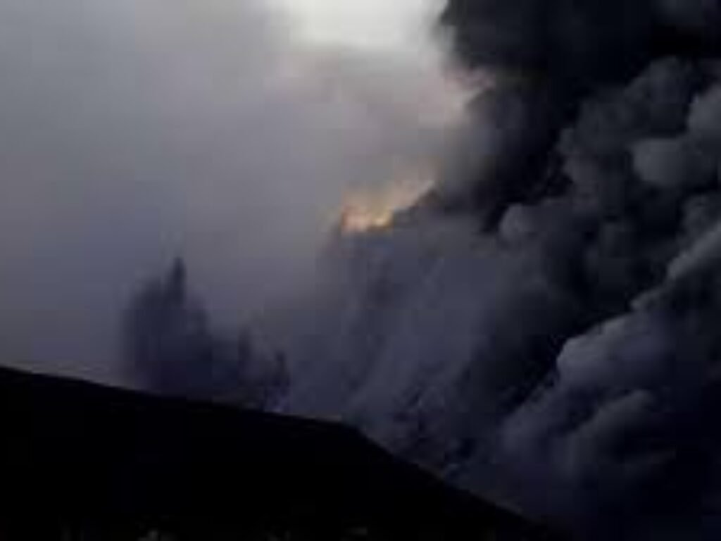 Minggu Pagi, Erupsi Gunung Merapi Diiringi Hujan Abu Vulkanik