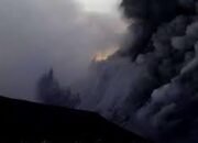Minggu Pagi, Erupsi Gunung Merapi Diiringi Hujan Abu Vulkanik