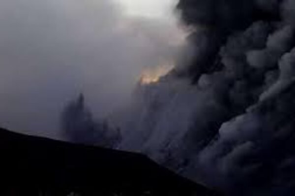 Minggu Pagi, Erupsi Gunung Merapi Diiringi Hujan Abu Vulkanik