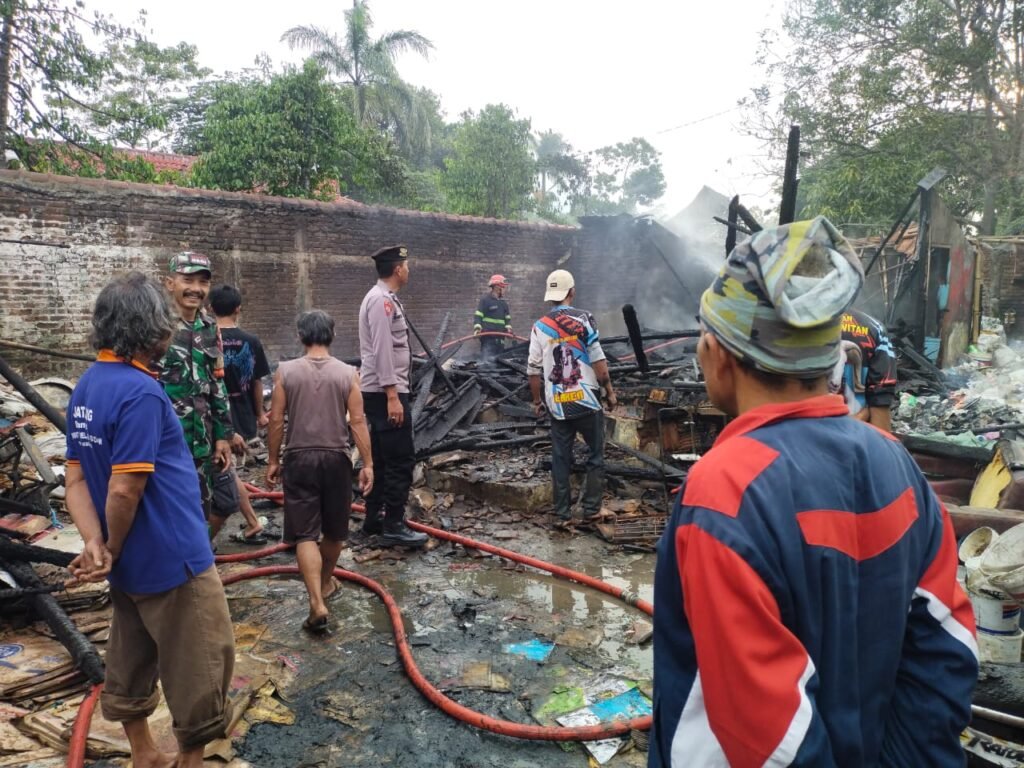Polsek Cilawu Bantu Padamkan Kebakaran Rumah Di Desa Ngamplangsari