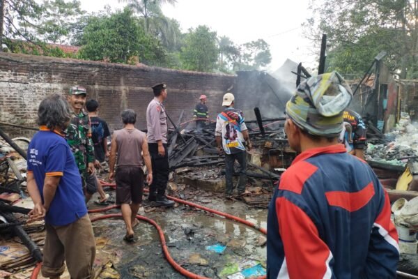 Polsek Cilawu Bantu Padamkan Kebakaran Rumah Di Desa Ngamplangsari
