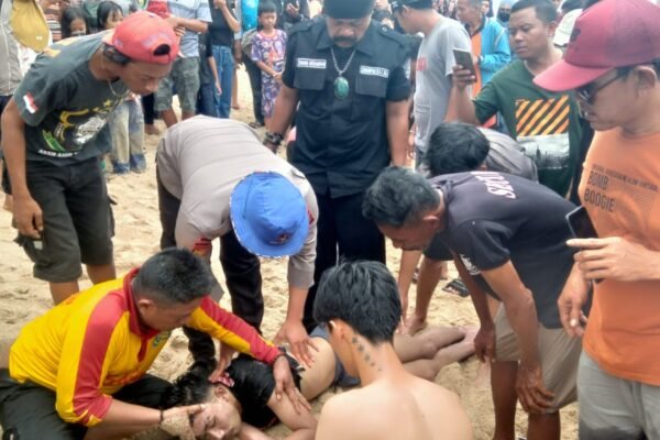 Tiga Wisatawan Yang Terseret Arus Pantai Karangpapak Berhasil Diselamatkan