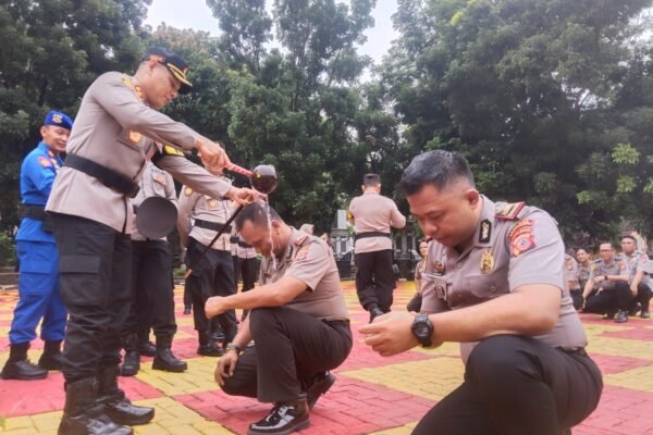 Kapolres Pimpin Upacara Kenaikan Pangkat 88 Personel Polres Purwakarta
