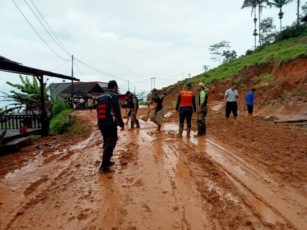 Tanah Longsor di Desa Wangunjaya, Polisi: Jalan Penghubung Bungbulang – Caringin Tak Bisa Di Lalui