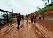 Tanah Longsor di Desa Wangunjaya, Polisi: Jalan Penghubung Bungbulang – Caringin Tak Bisa Di Lalui