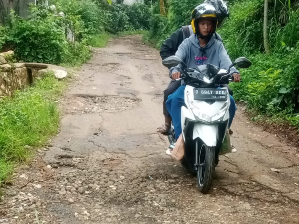 Minimnya Drainase Perparah Kerusakan Jalan Kabupaten Penghubung Tiga Desa di Cipatat