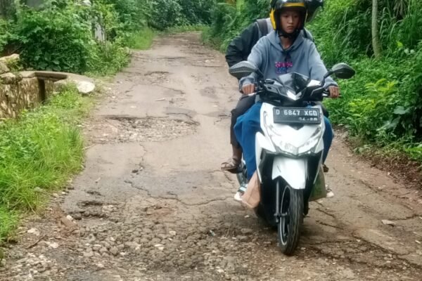 Minimnya Drainase Perparah Kerusakan Jalan Kabupaten Penghubung Tiga Desa di Cipatat