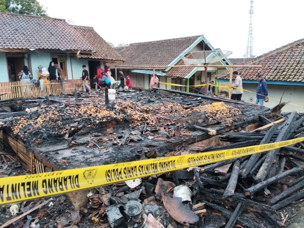 Rumah Warga di Desa Pamulihan Habis Terbakar, Polsek Cisurupan Cek Tkp