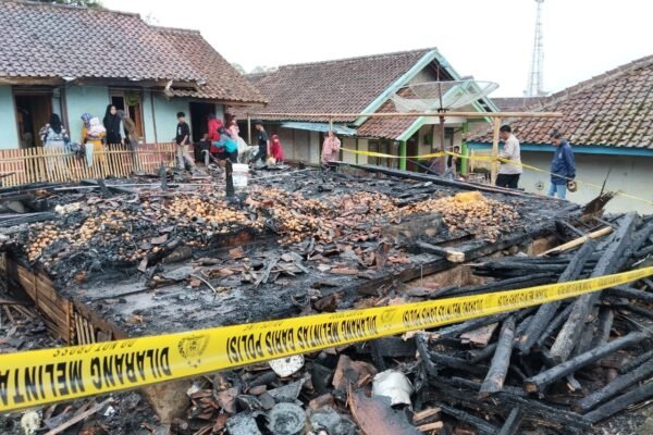 Rumah Warga di Desa Pamulihan Habis Terbakar, Polsek Cisurupan Cek Tkp