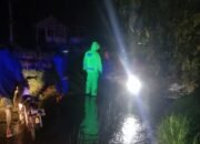 Polsek Wanaraja Bersama Warga Evakuasi Pohon Tumbang Yang Menutupi Jalan