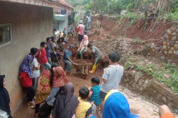 TPT Ambrol, Warga Kampung Pasir Langgir Gotong Royong Bersihkan Material