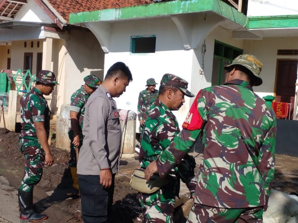 Sinergitas TNI – Polri, Kerja Bakti Bersihkan Selokan Air di Desa Cigagade
