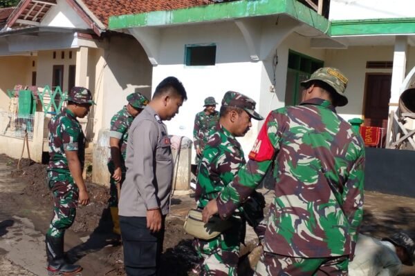 Sinergitas TNI – Polri, Kerja Bakti Bersihkan Selokan Air di Desa Cigagade