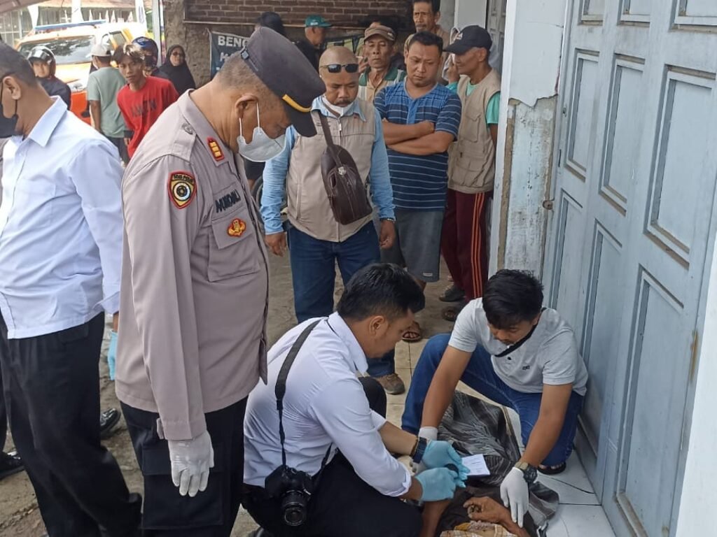 Geger! Mayat Tanpa Identitas Ditemukan Tergeletak Didepan Ruko di Wanaraja