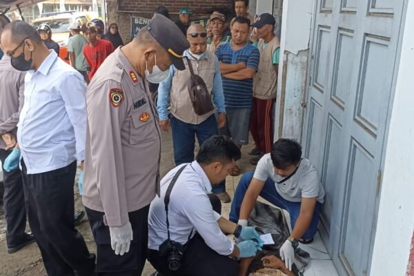 Geger! Mayat Tanpa Identitas Ditemukan Tergeletak Didepan Ruko di Wanaraja