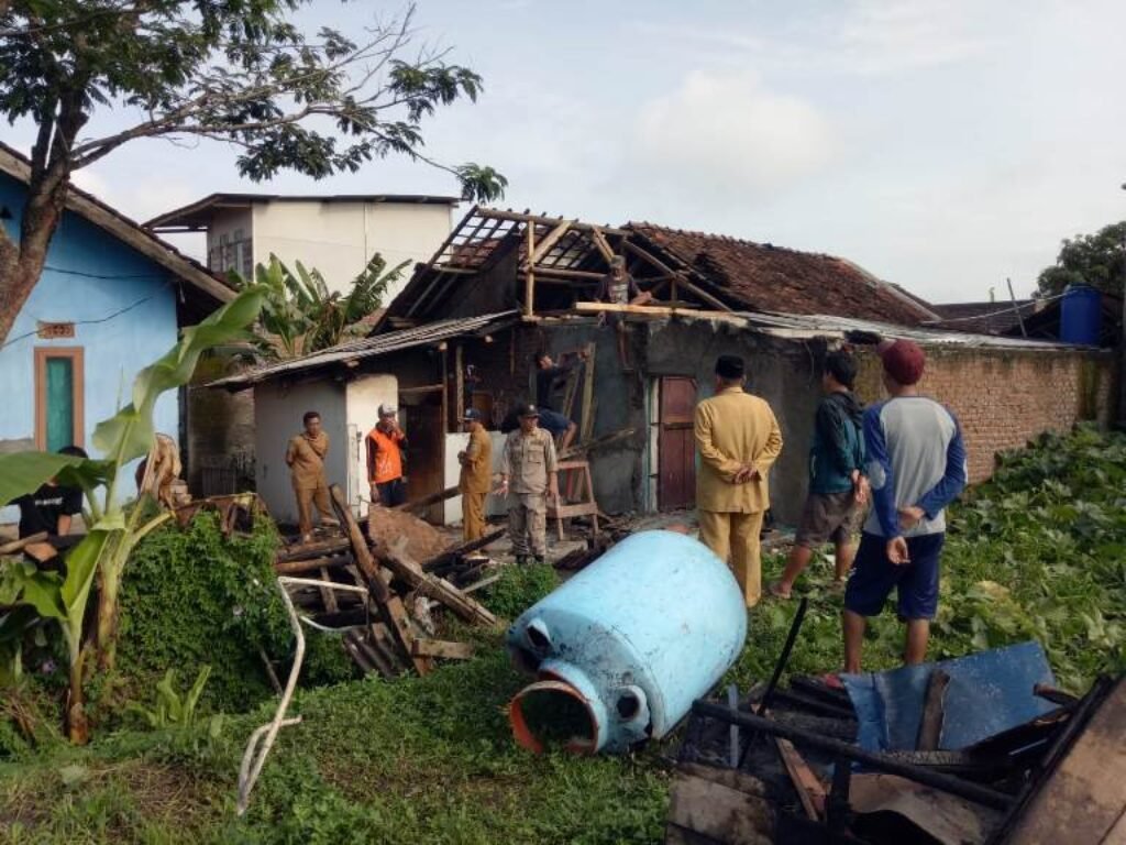 Bencana Kebakaran Dan Longsor Di Pangatikan