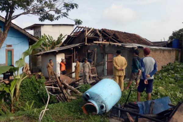 Bencana Kebakaran Dan Longsor Di Pangatikan