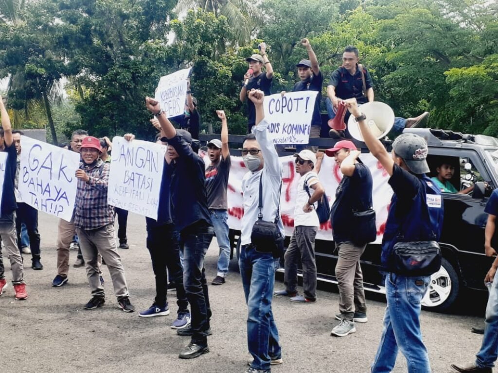 Kadiiskominfo Lamsel Tak Ada Ditempat Saat Digeruduk KJHLS, Massa Aksi Minta Bupati Evaluasi