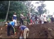 Bersama Warga, Polsek Malangbong Bahu Membahu Bersihkan Material Tanah Longsor