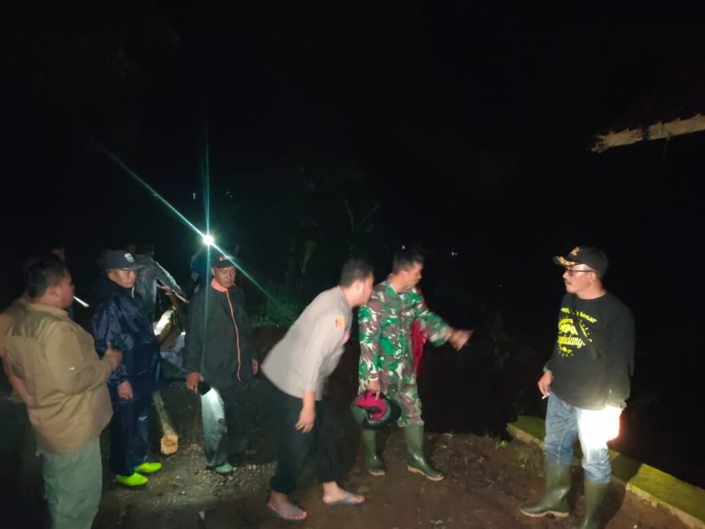 Tanah Longsor di Panyindangan, Polsek Cisompet Cek TKP