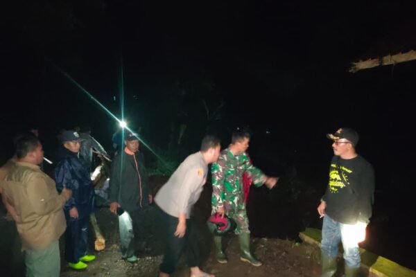 Tanah Longsor di Panyindangan, Polsek Cisompet Cek TKP