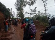 Polsek Pamulihan Bersama Instansi Terkait Kembali Bersihkan Material Tanah Longsor