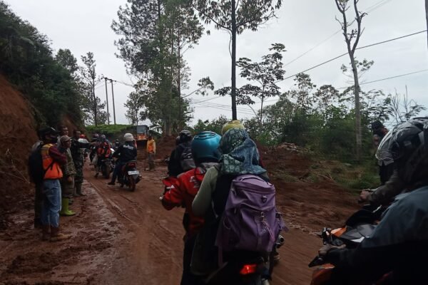 Polsek Pamulihan Bersama Instansi Terkait Kembali Bersihkan Material Tanah Longsor