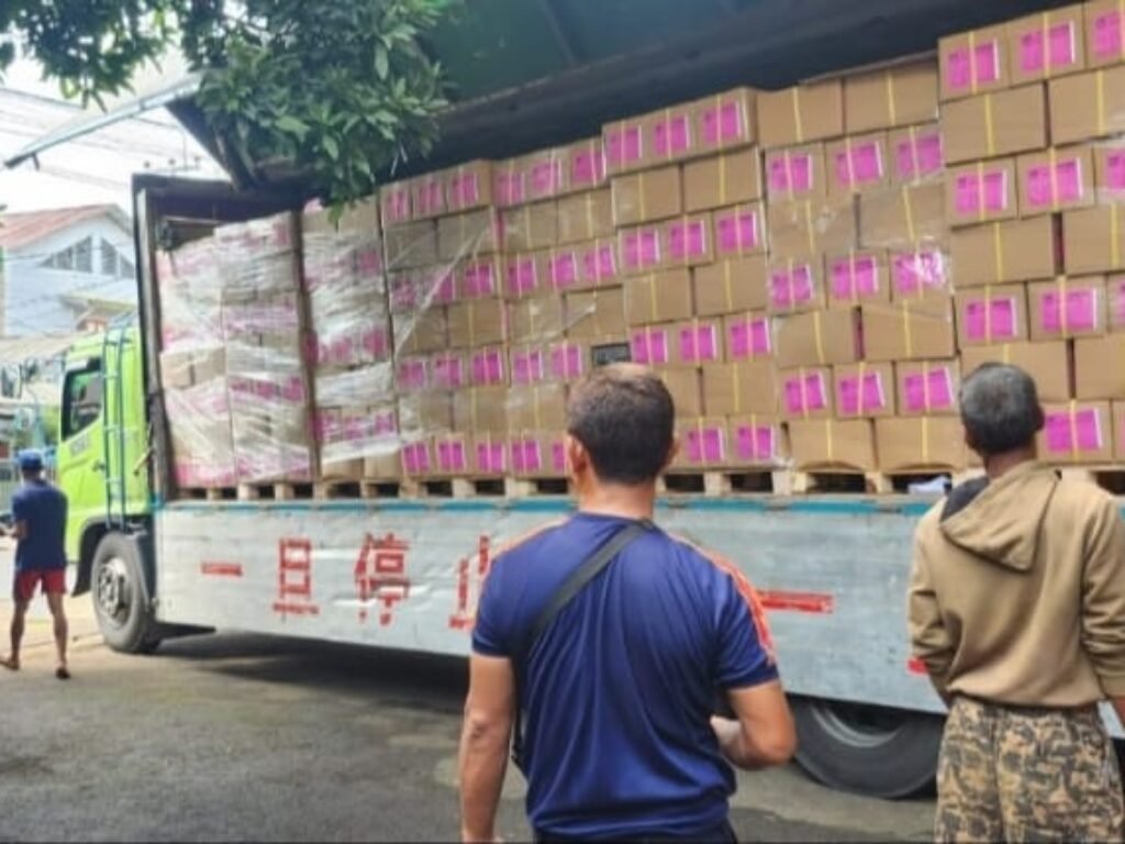 Logistik Pemilu 2024 Tiba Di Gudang KPU Purwakarta Dengan Pengamanan Polisi