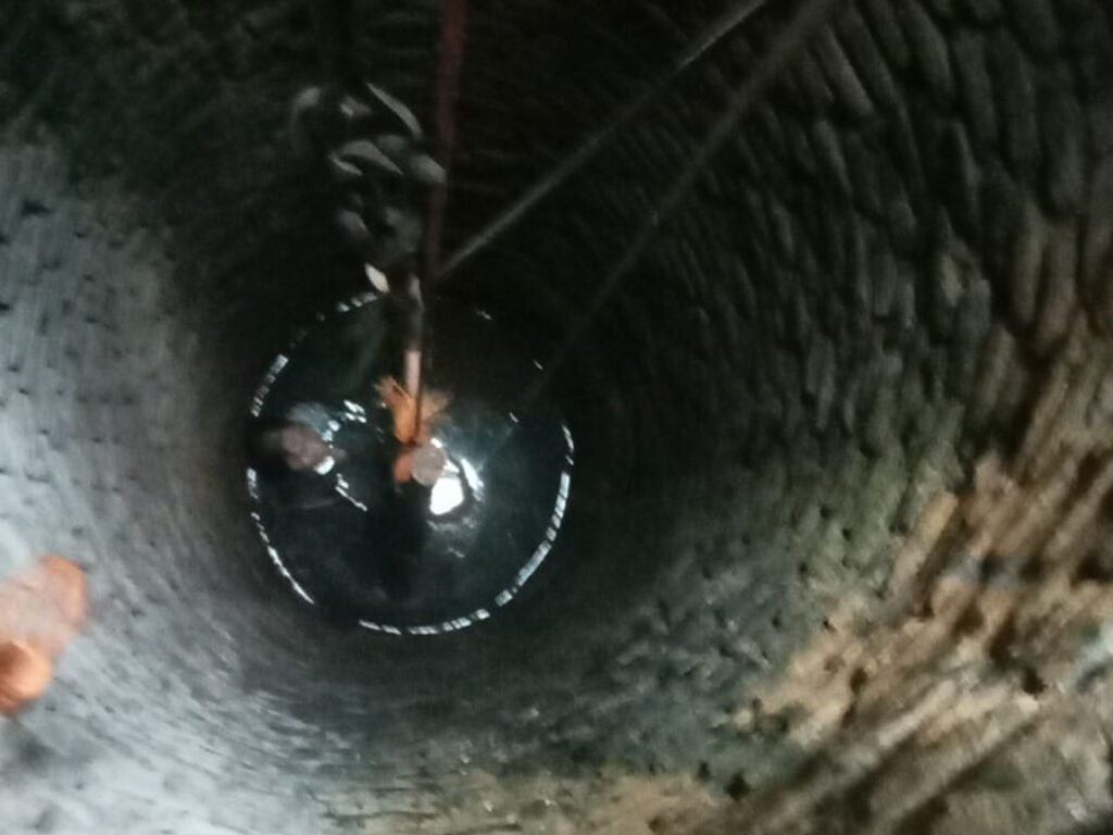 Wanita Paruh Baya Terjun Bebas Ke Dalam Sumur Air