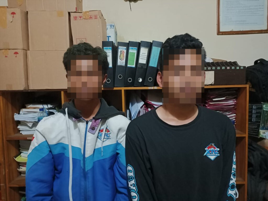 Puluhan Botol Miras Dan Dua Orang Pemuda Oknum Berseragam XTC Diamankan Polsek Kadungora