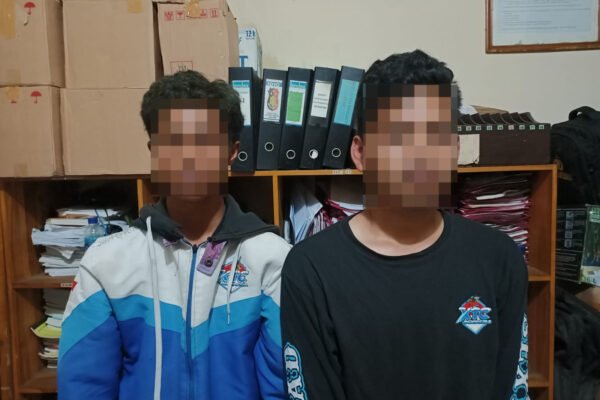Puluhan Botol Miras Dan Dua Orang Pemuda Oknum Berseragam XTC Diamankan Polsek Kadungora