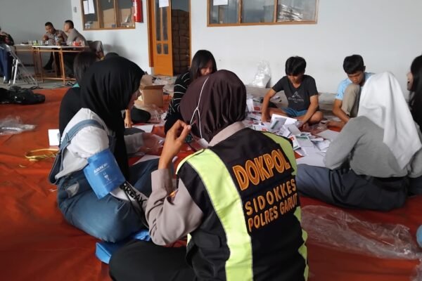 Polres Garut Berikan Layanan Gratis Pemeriksaan Kesehatan Bagi Petugas Pelipat Surat Suara KPU