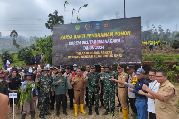 Sinergitas TNI-Polri, Polres Garut Tanam Ratusan Pohon di Kp Cihirang